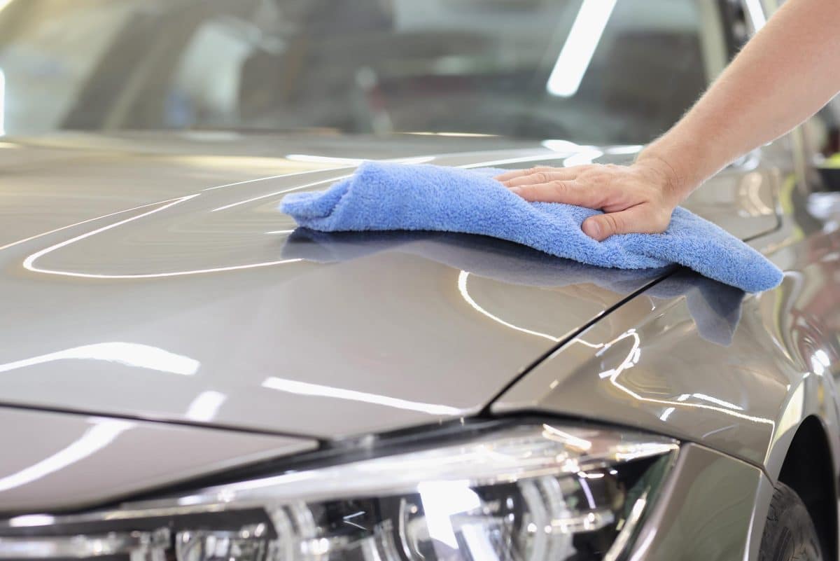 enlever les taches de peinture sur une voiture