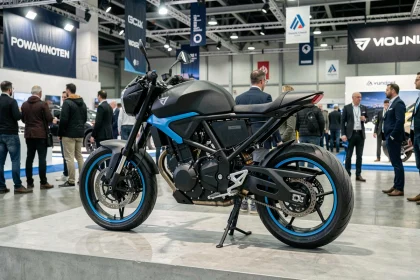 Moto électrique futuriste exposée au salon moto de Milan 2026 sur un stand de présentation design